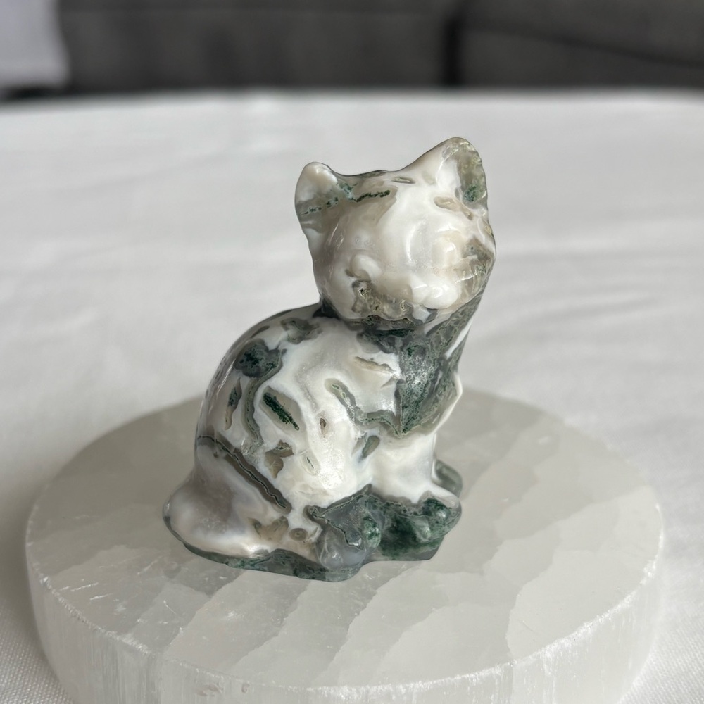 Moss agate crystal cat carving